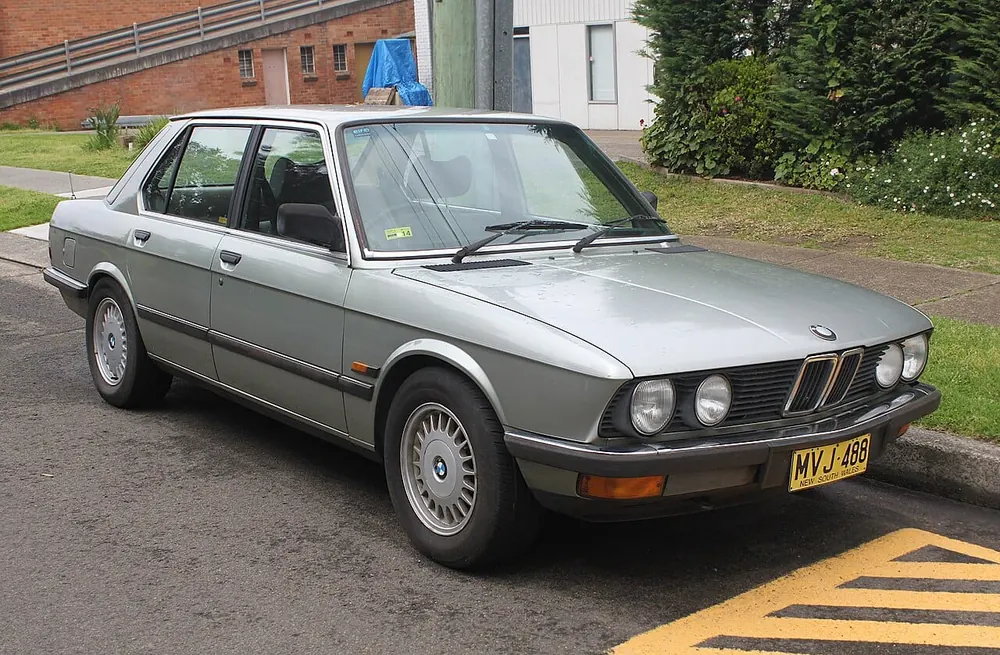 BMW E28 — cut-metal silhouette in clean-sided form